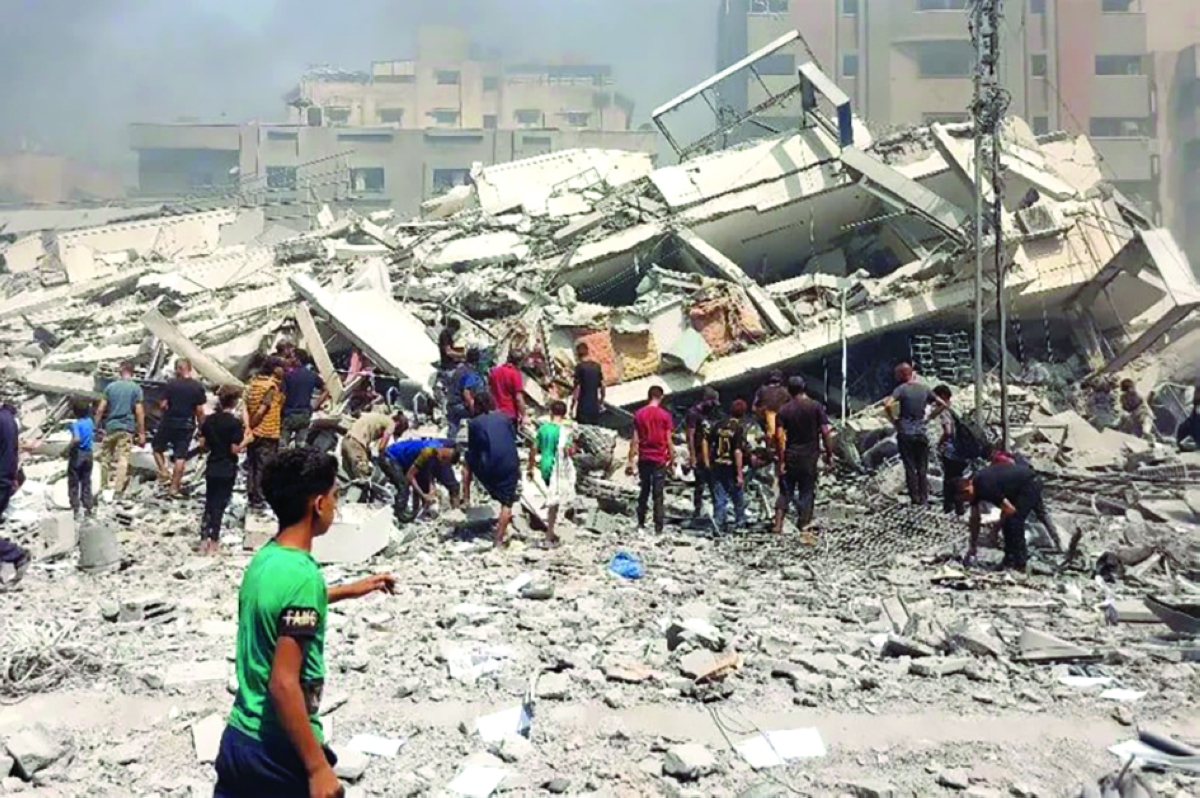 فلسطينيون يبحثون عن مفقودين تحت الأنقاض في غزة