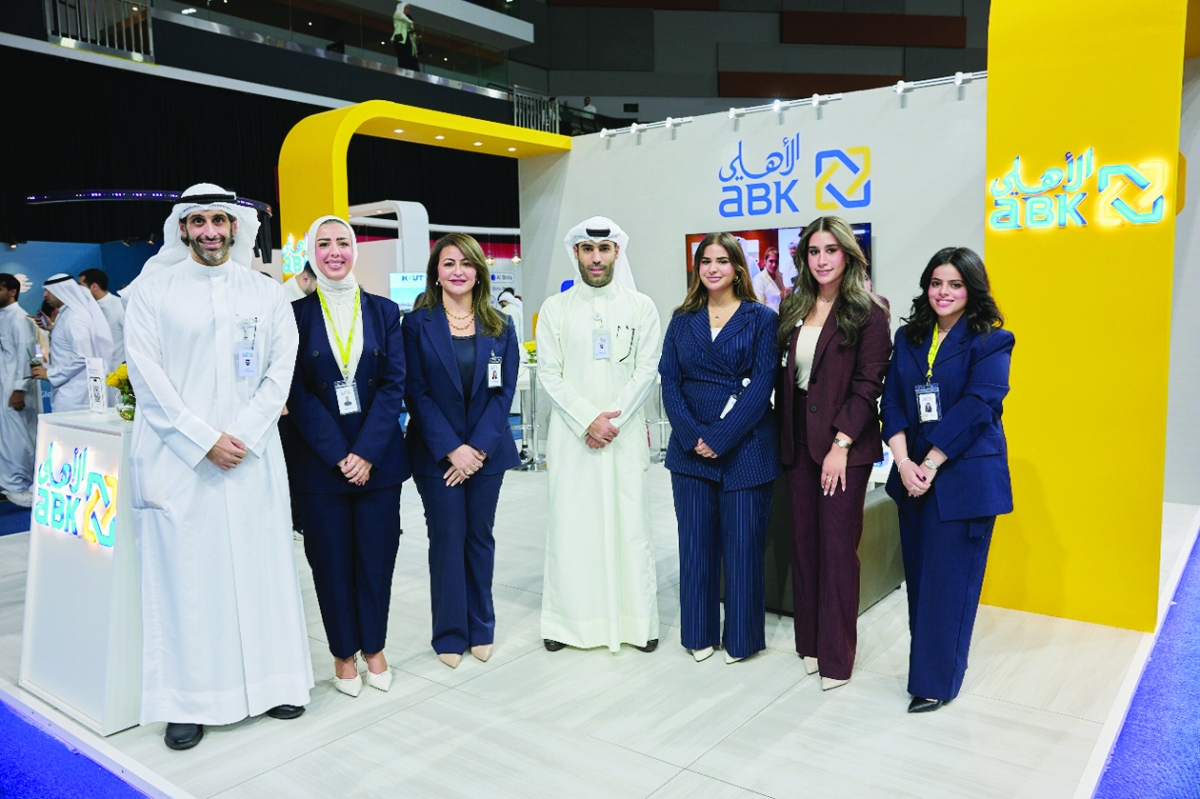 الأربش ومجموعة من موظفي إدارة الموارد البشرية خلال المعرض