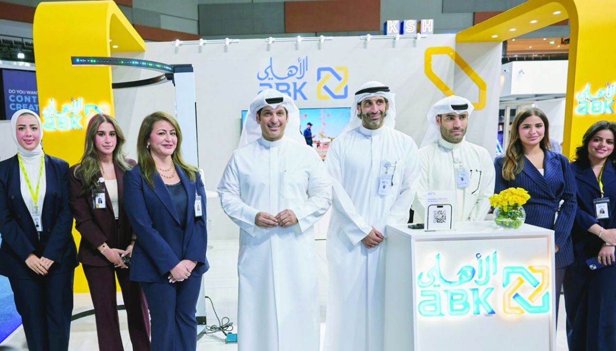 


وزير الإعلام عبدالرحمن المطيري في جناح البنك 