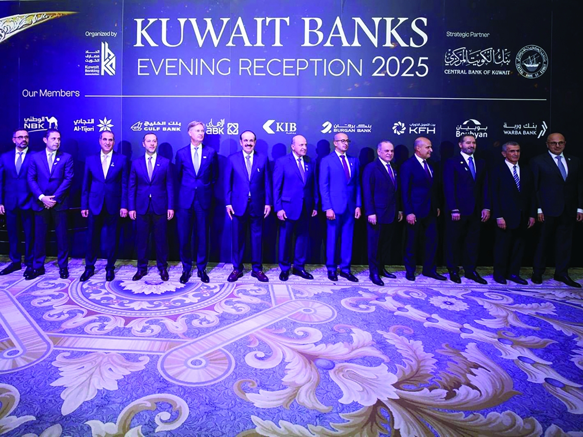 


الهارون وقيادات البنوك في لقطة جماعية 