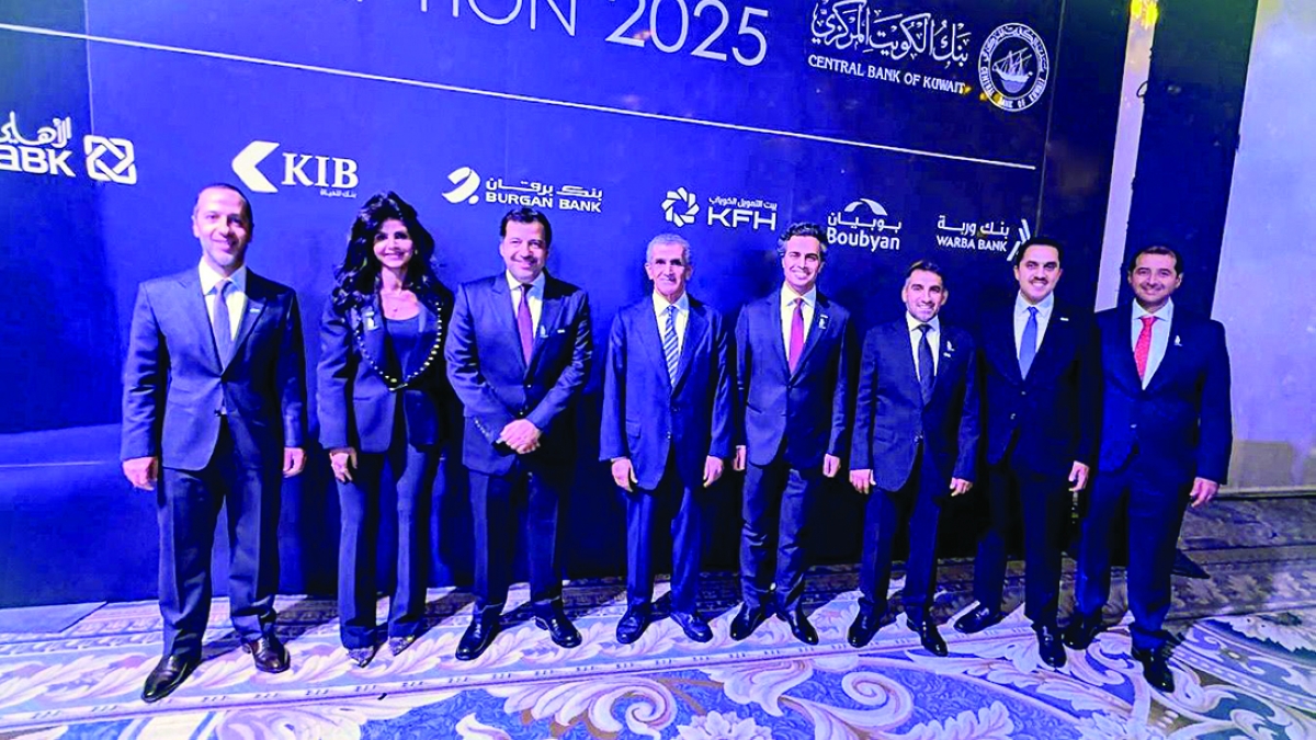 


الهارون متوسطاً أنور ورائد بوخمسين وفريق «KIB» 