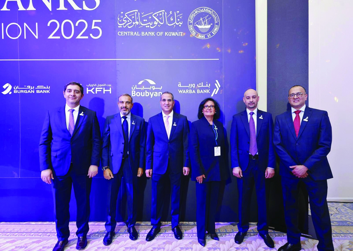 


من اليمين: يوسف شورجي وأيمن المطيري ومي المضف وبدر الشلفان ومحمد بركات ومنيب أنسي 