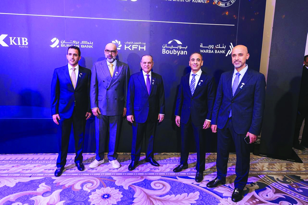 


من اليمين: علي الأنصاري وعبدالله التويجري وعادل الماجد وأحمد الفهد ومحمد الغانم 