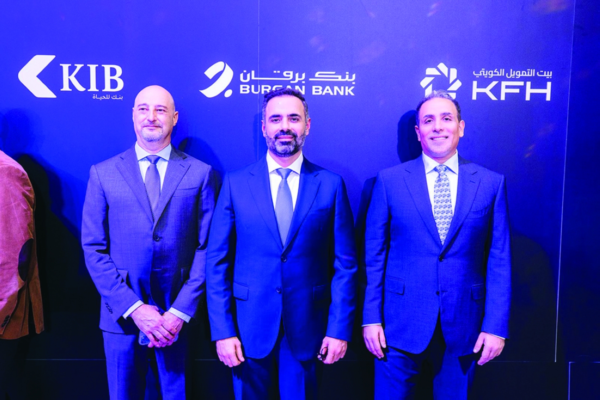 


عبدالله معرفي وعبدالله الشارخ وبدر التركيت 