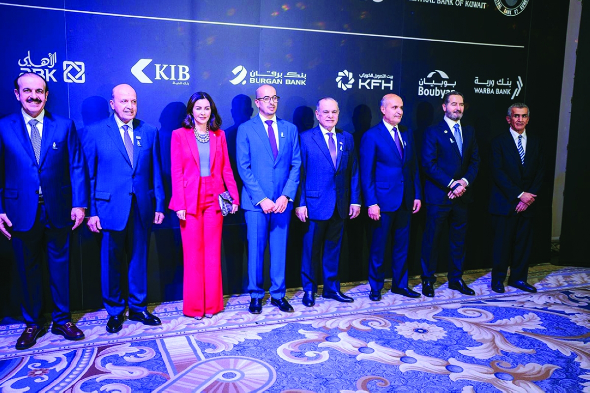 


من اليمين: الهارون والمرزوق والصقر والماجد والدعيج والصباح والسميط والرفاعي في جانب من الاحتفال 