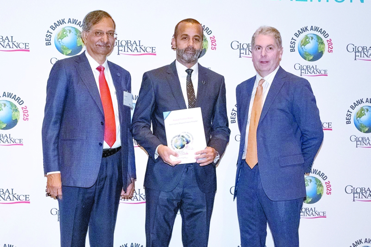 


الشملان يتسلّم إحدى الجوائز 