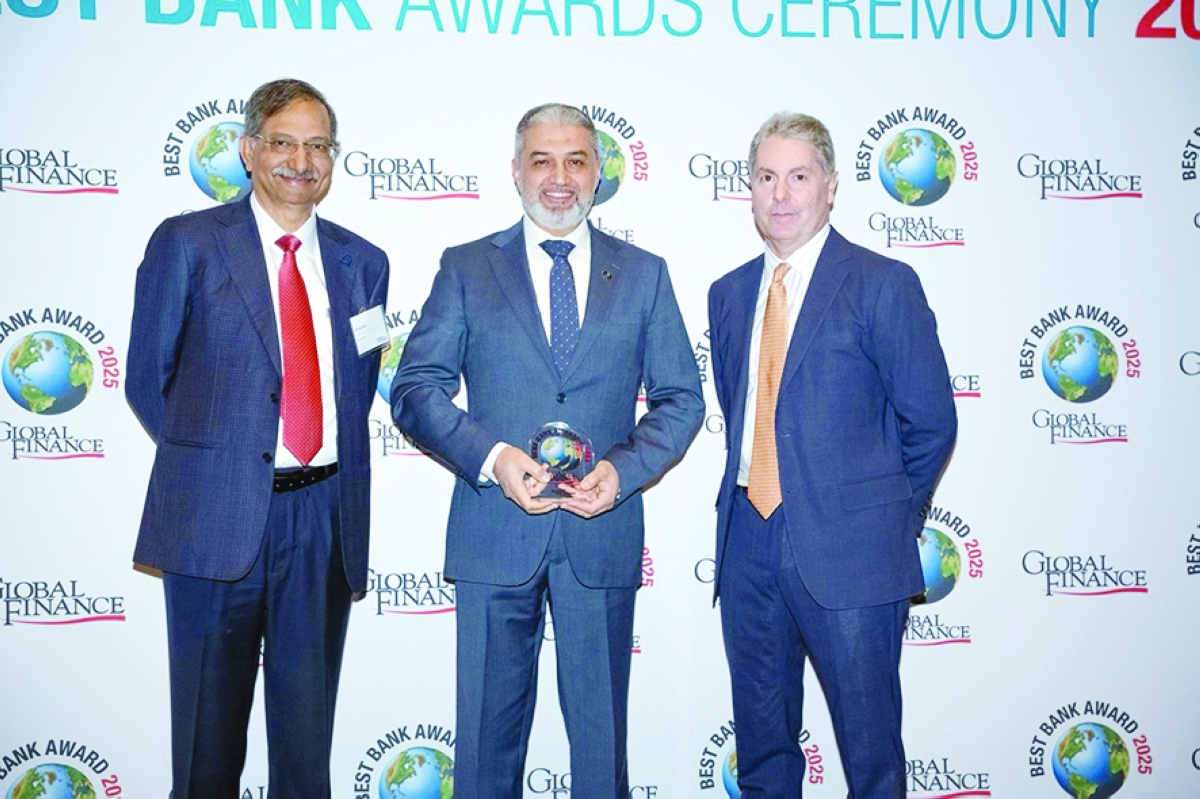 


زهران متوجاً بجائزة «بيت التمويل- البحرين» 