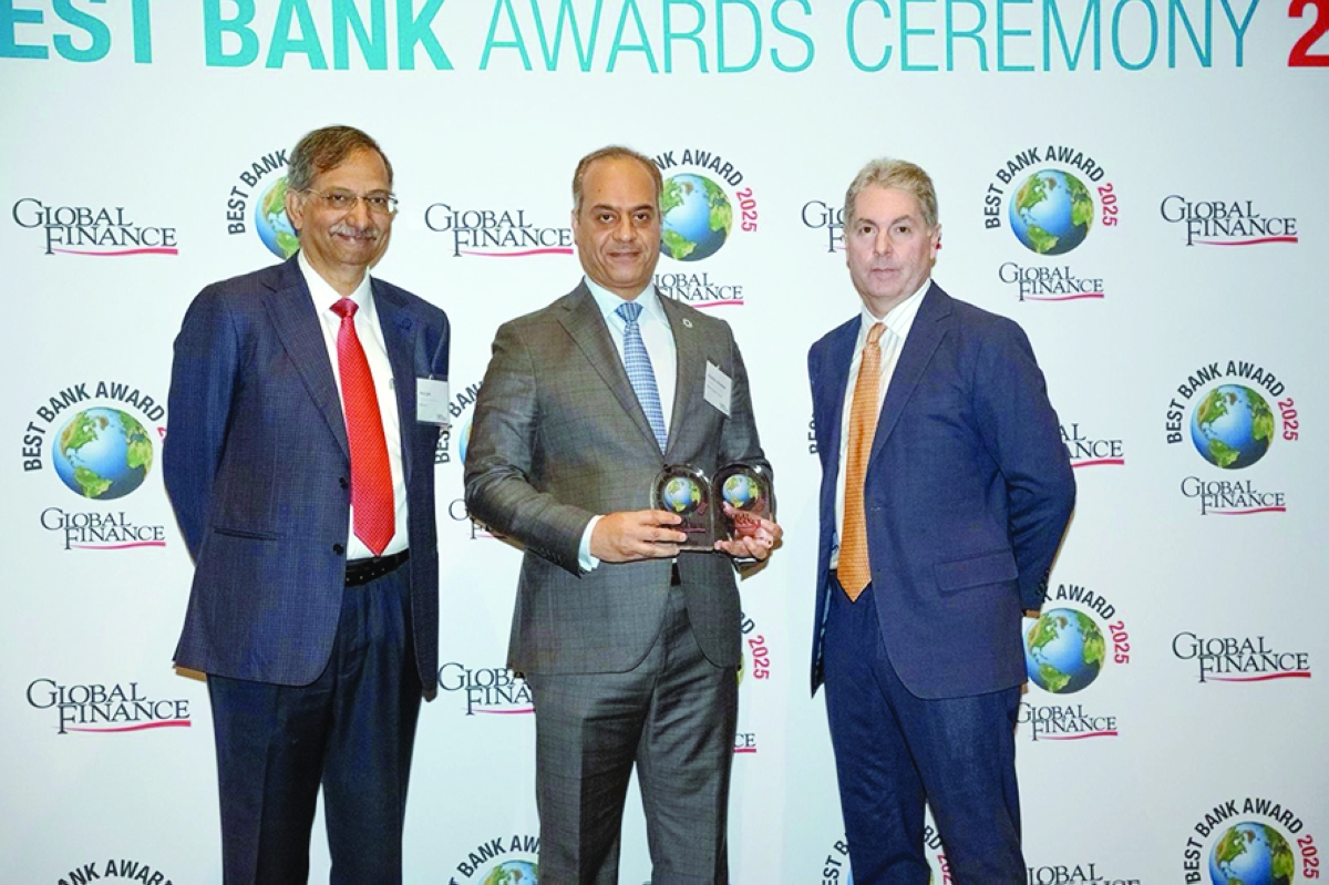 


الحداد يتسلم جائزة 