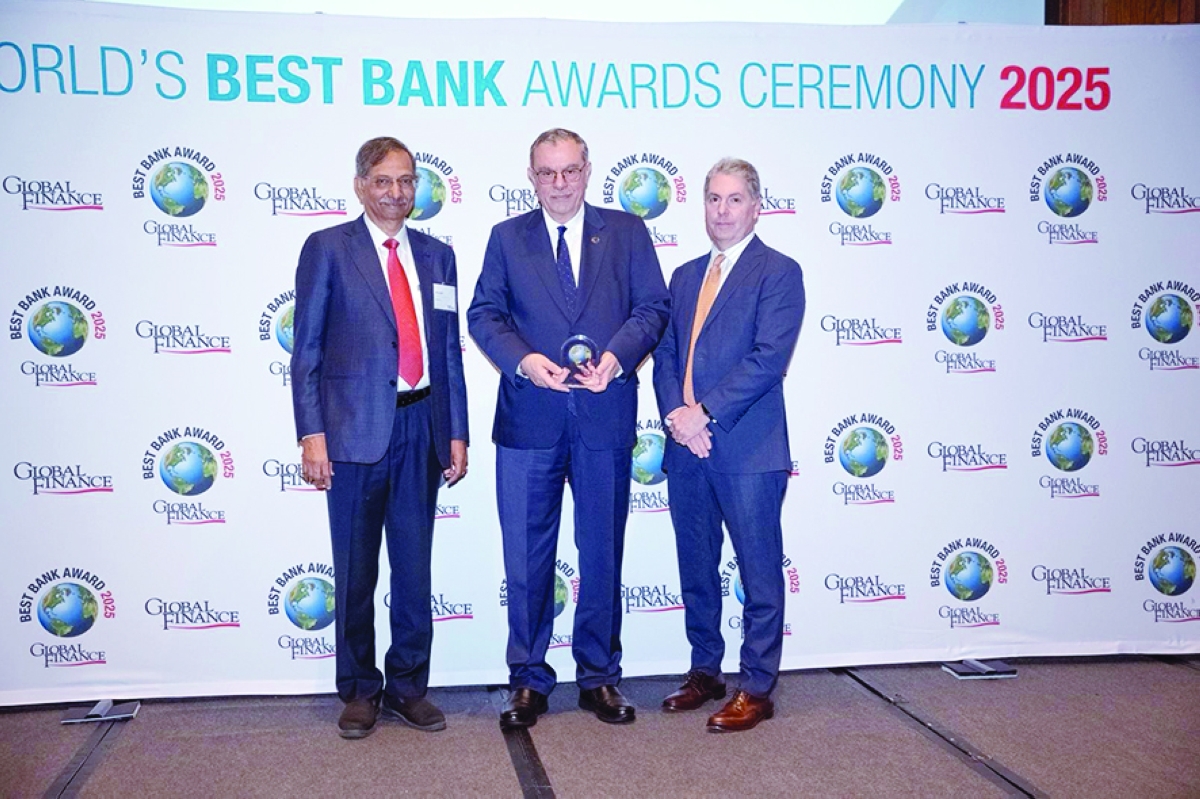 


 أويان متسلماً جائزة «بيت التمويل - تركيا» 