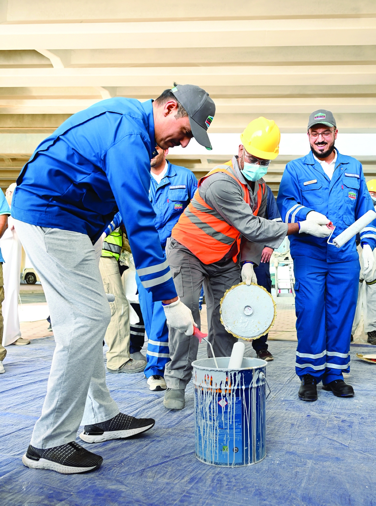 


محافظ الأحمدي يشارك في عملية الصبغ     	   (تصوير سعود سالم) 