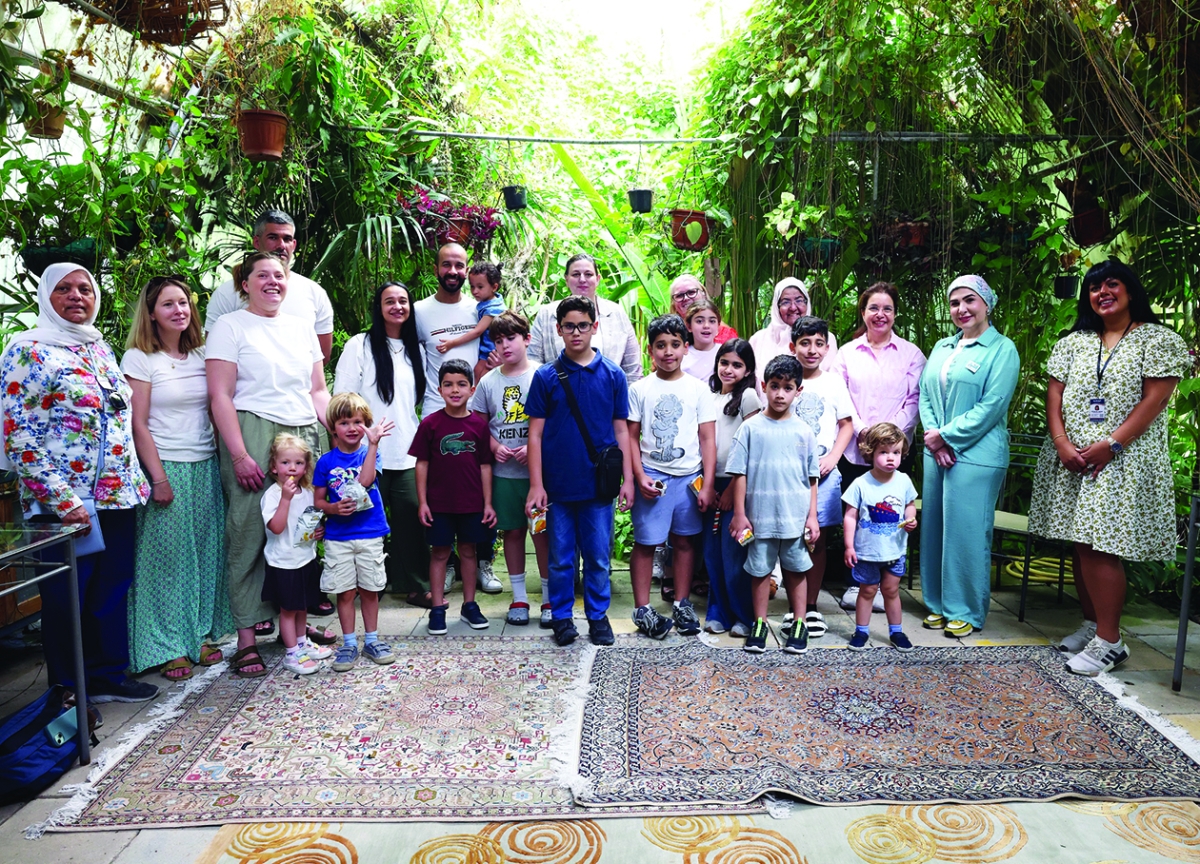 


السفيرة الكندية وأميرة الحسن تتوسطان مجموعة من المشاركين 