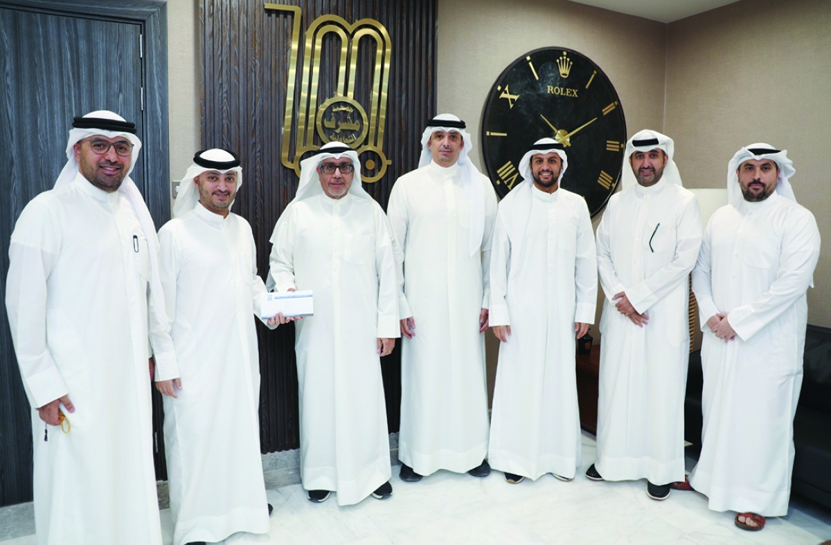 


ممثلو جمعية مشرف خلال تقديم شيك زكاة الجمعية لبيت الزكاة 