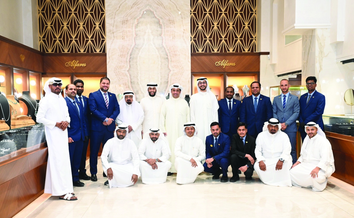 


عبدالله وفارس وخالد الفارس يتوسطون موظفي فرع الشويخ	 (تصوير نايف العقلة) 