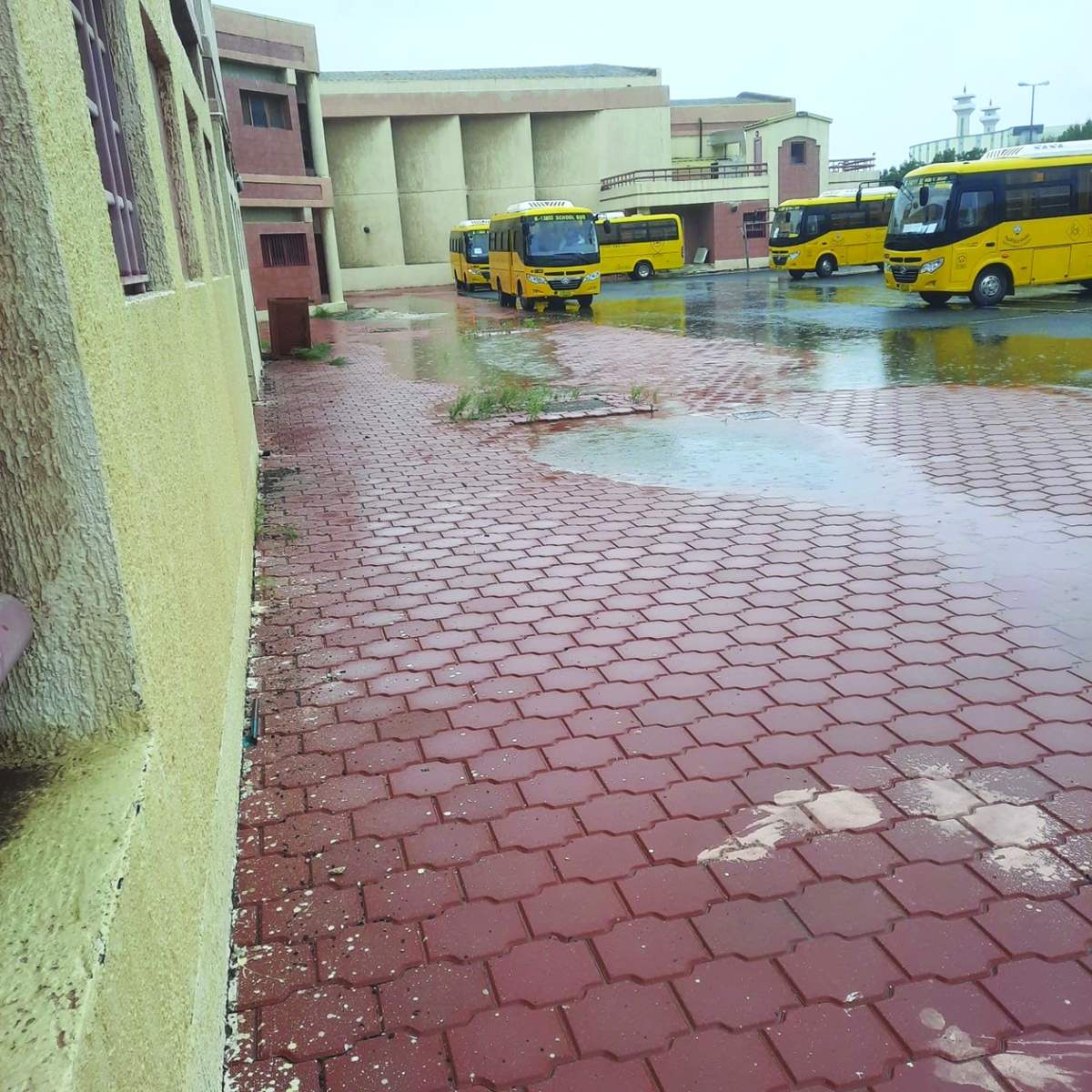 تجمع مياه الأمطار في ساحة إحدى المدارس (أرشيفية)