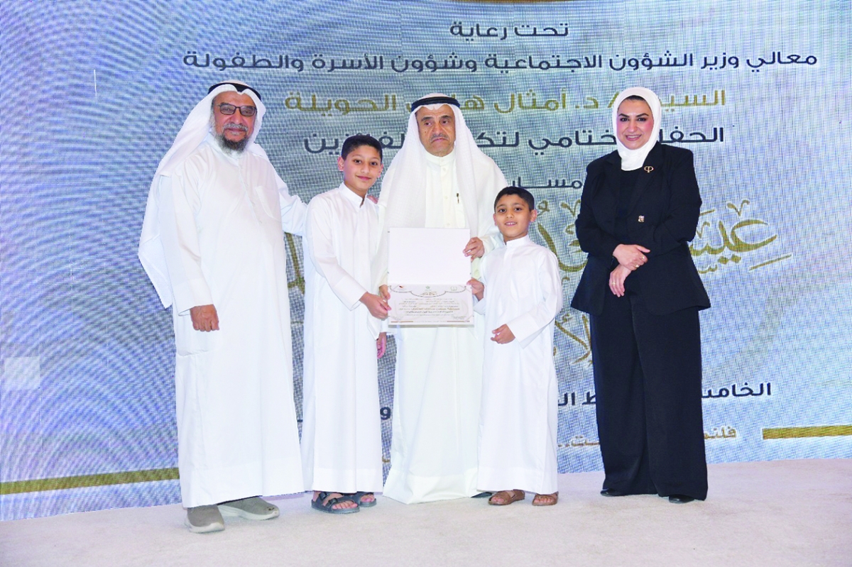 تكريم أحد الفائزين