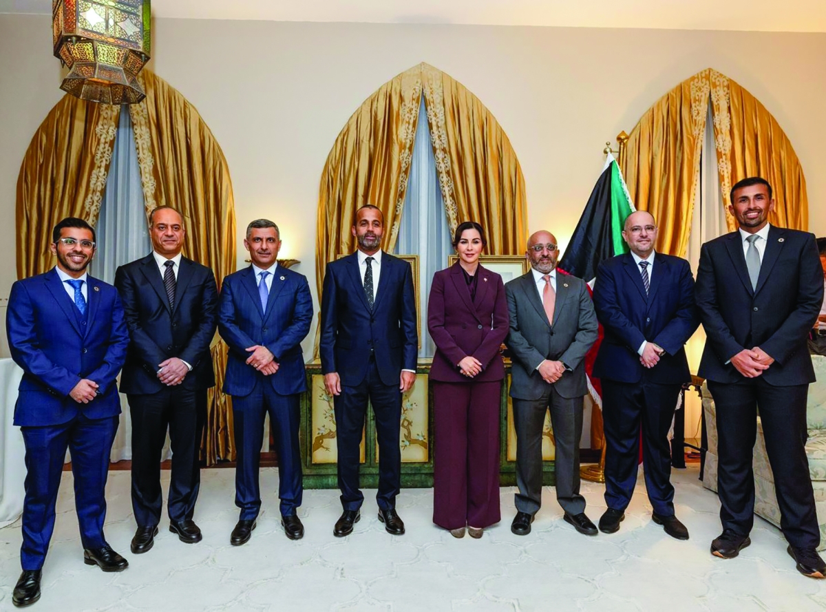 


الشملان ووفد المجموعة مع الزين الصباح 