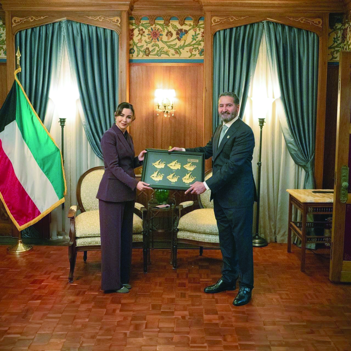 


المرزوق مقدماً هدية تذكارية للزين الصباح 