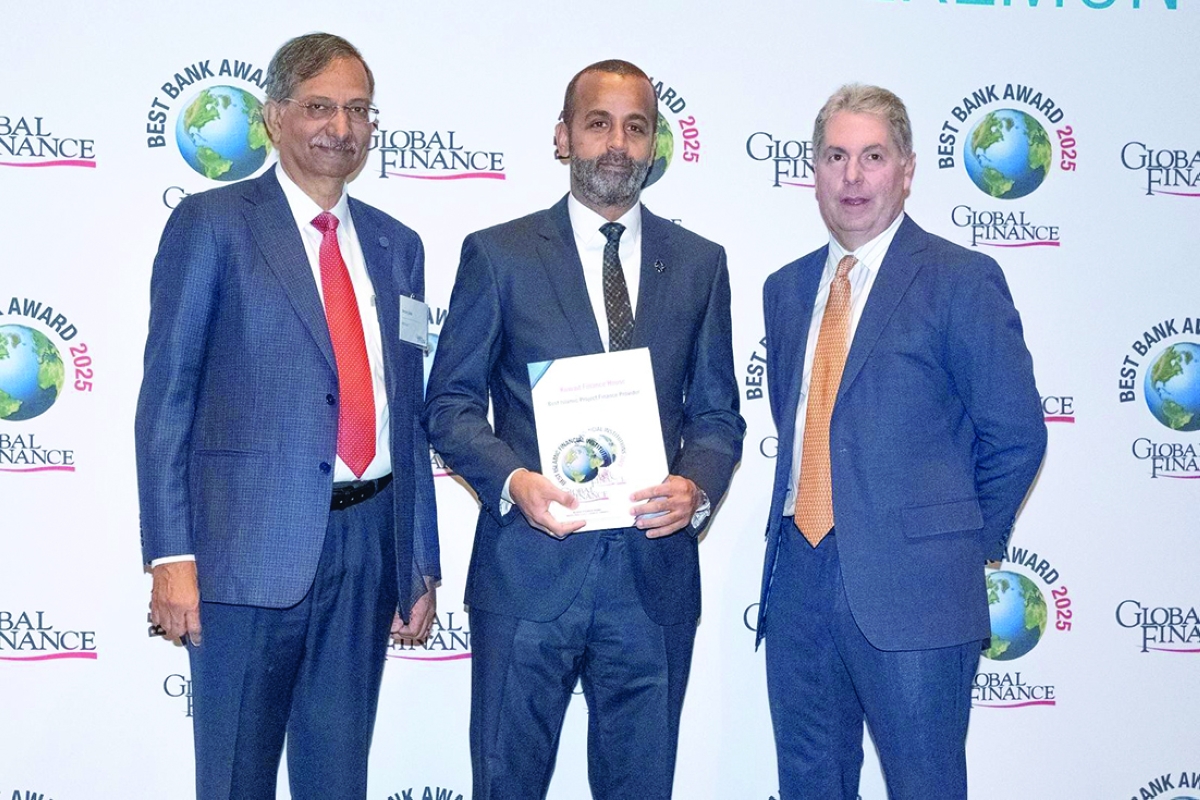 


الشملان متسلماً إحدى جوائز «غلوبل فايننس» 