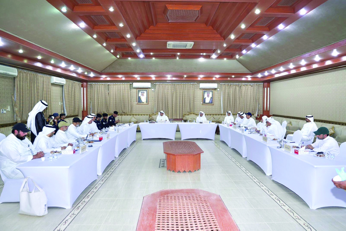 جانب من الاجتماع للجنة المنظمة للبطولة