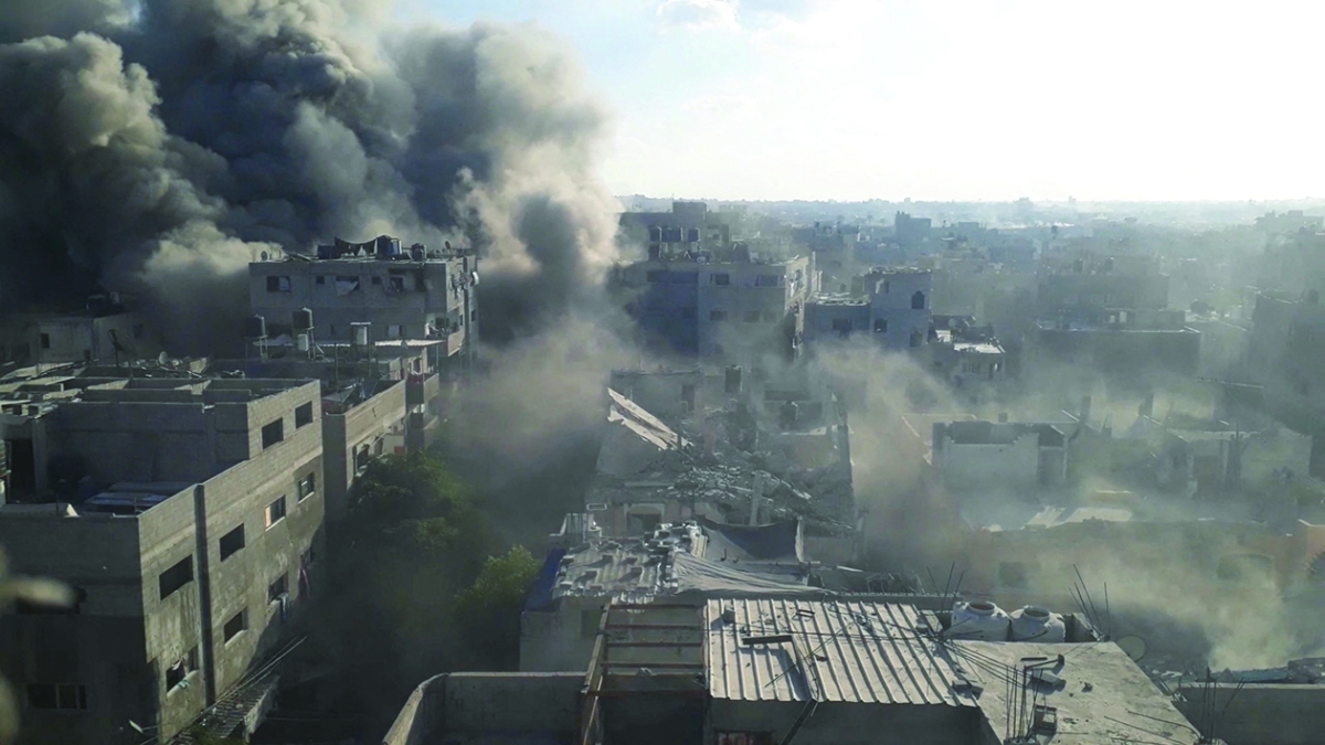 دخان قصف إسرائيلي على مخيم البريج للاجئين (رويترز)