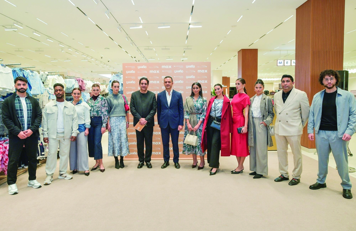 ويس وناندا وفريق «لاندمارك» خلال مشاركتهم العارضين في عرض مجموعة «ماكس» الجديدة ضمن فعالية الافتتاح