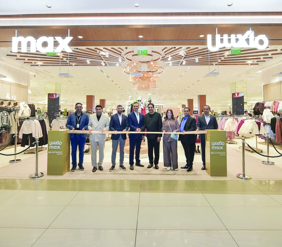 


ويس وناندا وفريق «لاندمارك» خلال قص شريط المتجر الجديد 