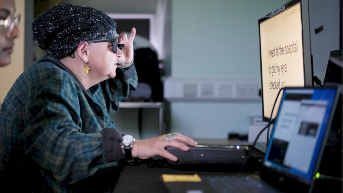 مريض في مستشفى للعيون يتلقى تدريباً بعد زراعة عين إلكترونية