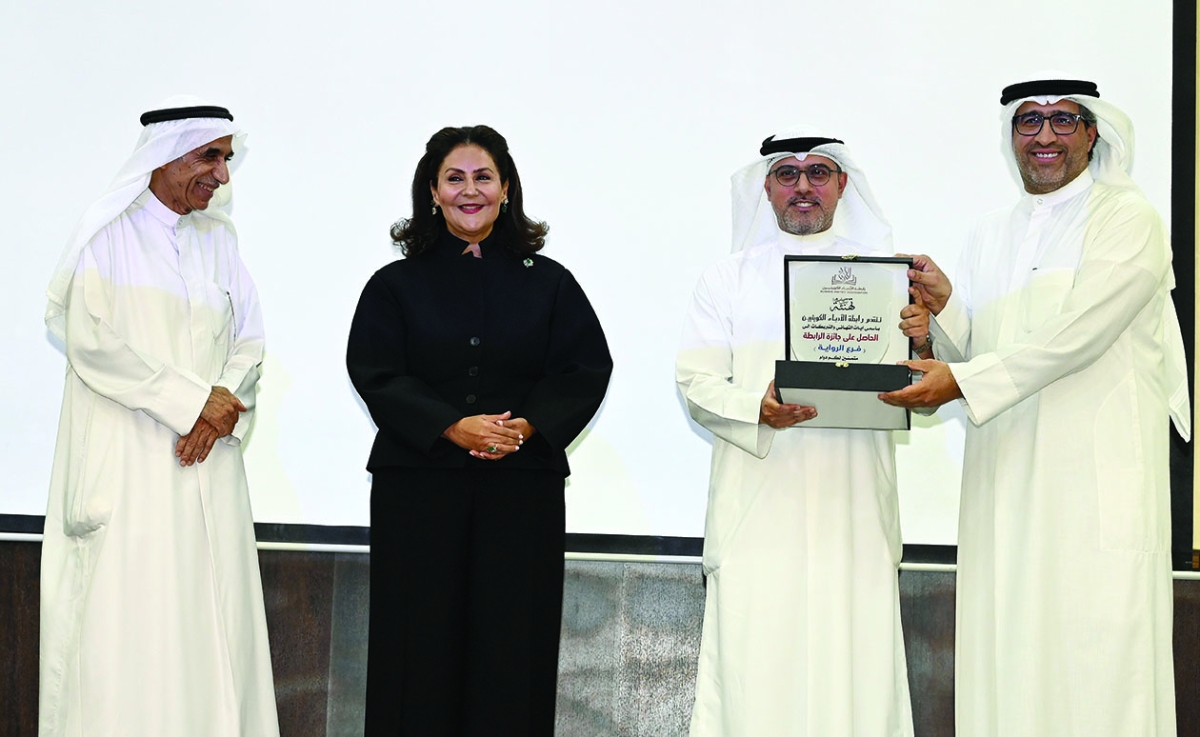 


جائزة أفضل رواية لسعود السنعوسي 