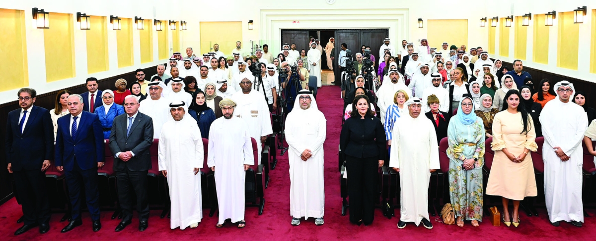 


الحضور خلال عزف النشيد الوطني	 (تصوير سعود سالم) 