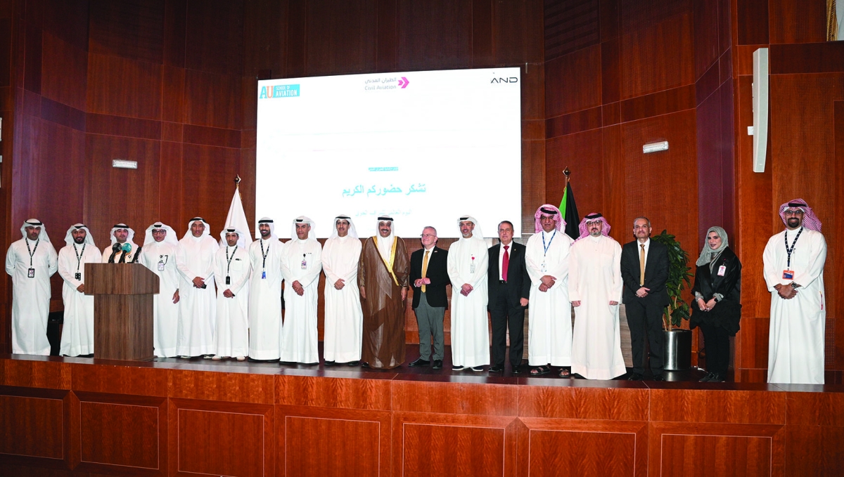 لقطة جماعية لمسؤولي الهيئة مع المكرمين