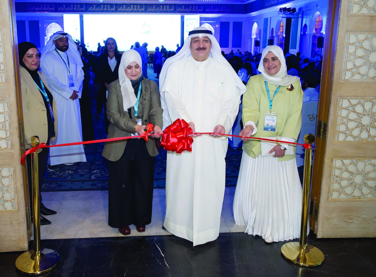 العوضي مفتتحاً المعرض المصاحب للمؤتمر 