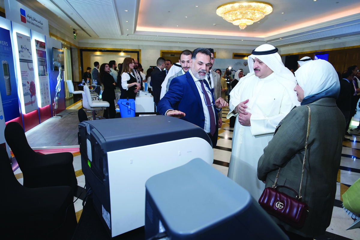 وزير الصحة مستمعاً لشرح حول عمل أحد الأجهزة 	(تصوير أسعد عبدالله) 