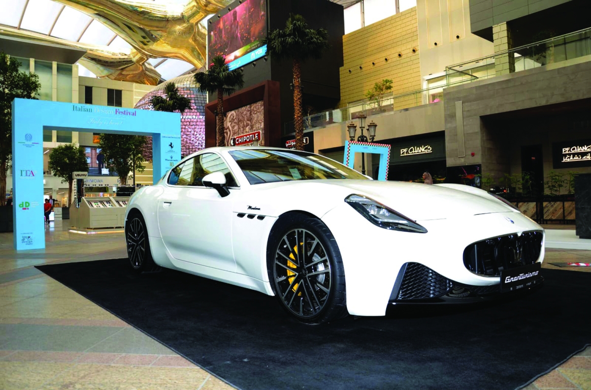 


إحدى السيارات الإيطالية المعروضة في الأفنيوز 