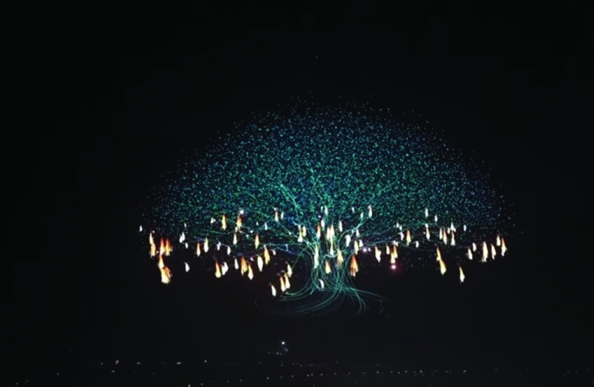 


الدرونات تشكل شجرة عملاقة 