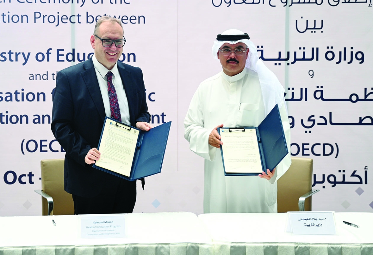 الطبطبائي وممثل المنظمة يعرضان الاتفاقية   	 (تصوير نايف العقلة) 