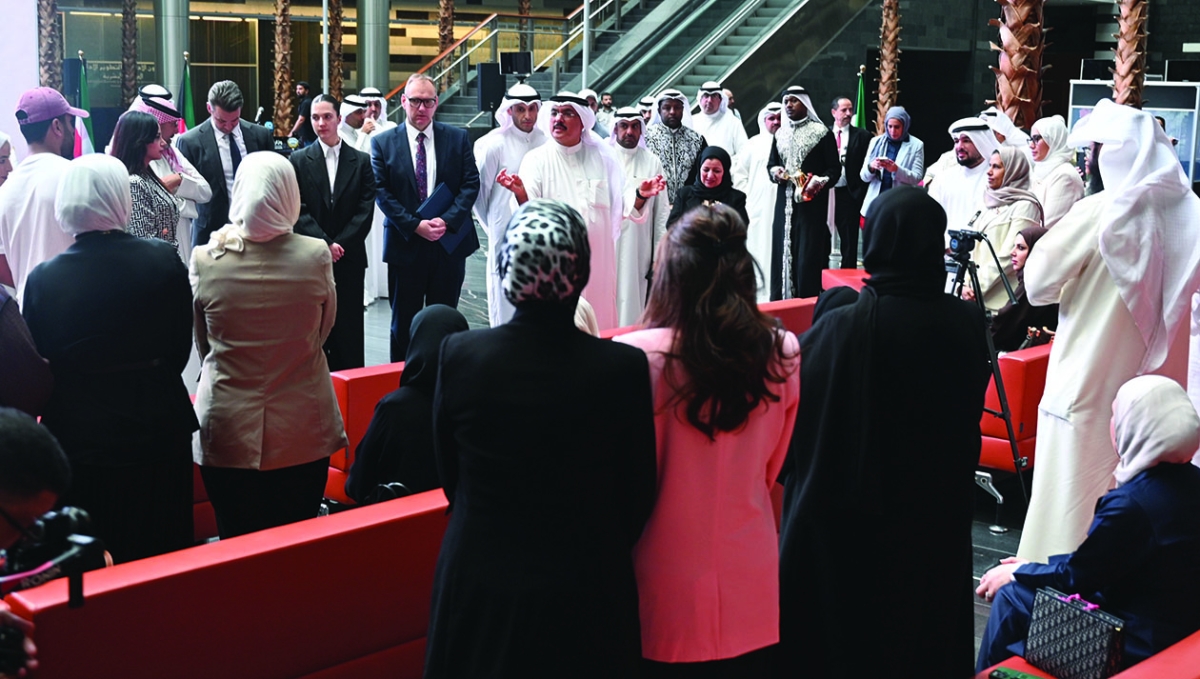 حوار مع الحاضرين بعد التوقيع 