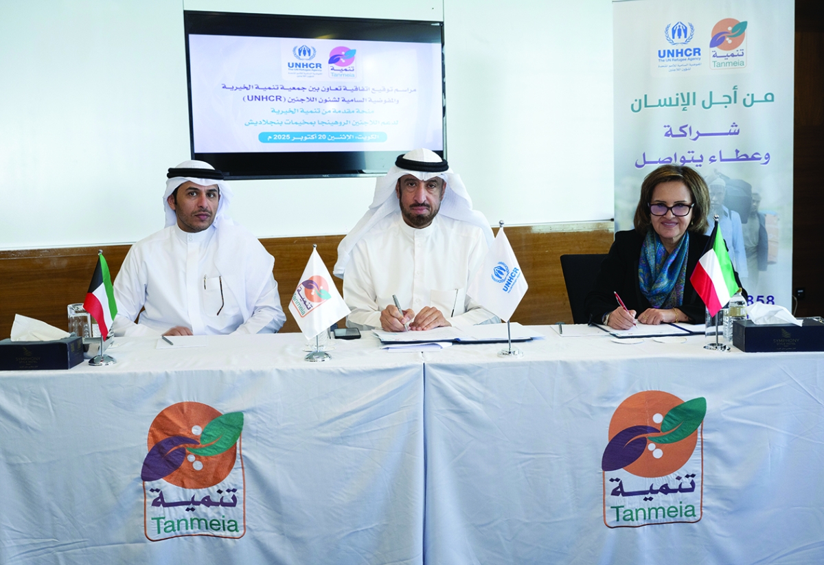 العجمي والربيعان خلال توقيع الاتفاقية		 (تصوير أسعد عبدالله) 