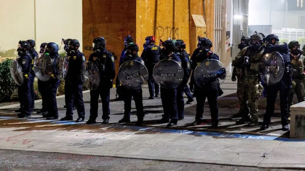 ضباط دائرة الهجرة والجمارك يحرسون مركز احتجاز أثناء احتجاج في بورتلاند