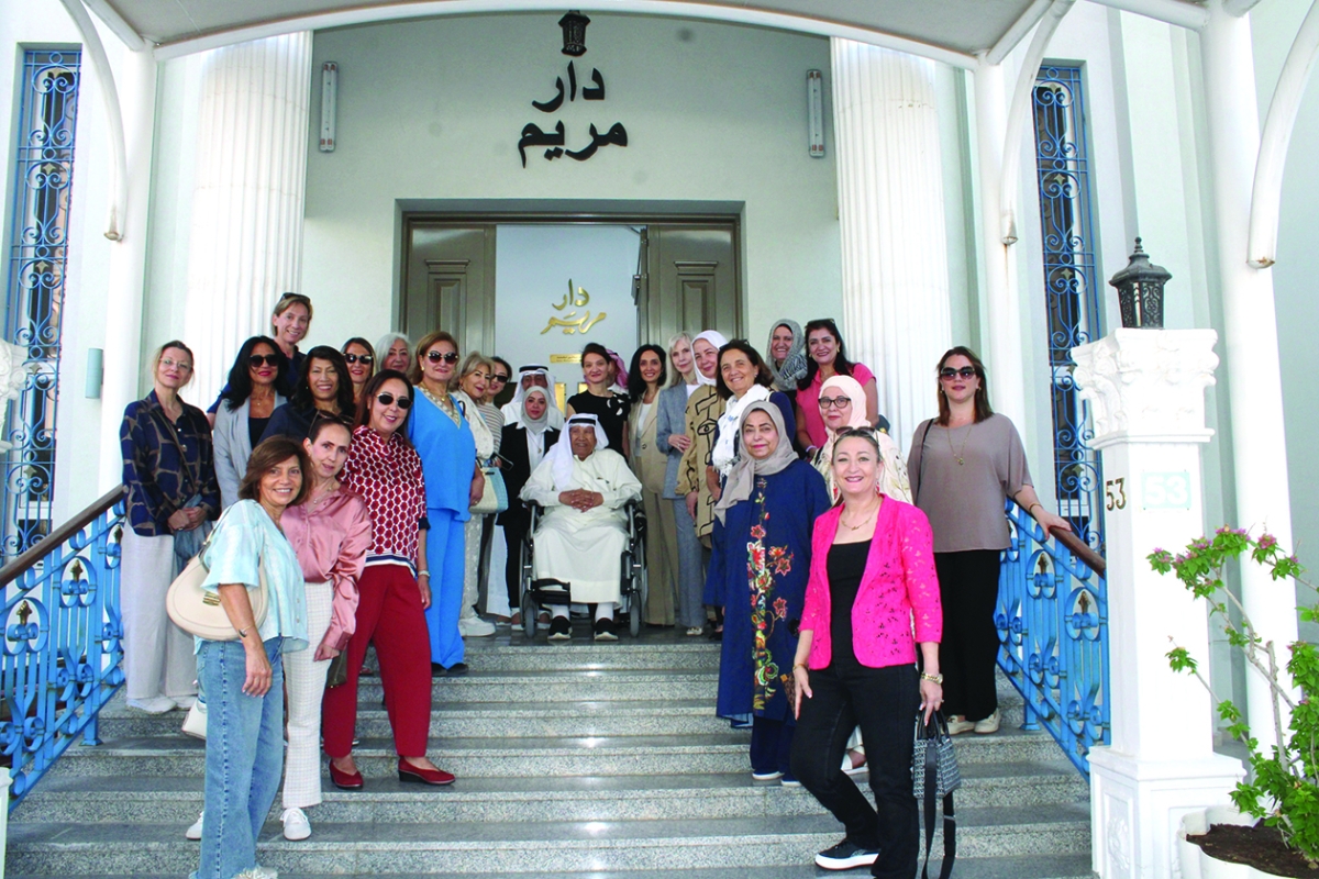 الوفد أمام باب المتحف