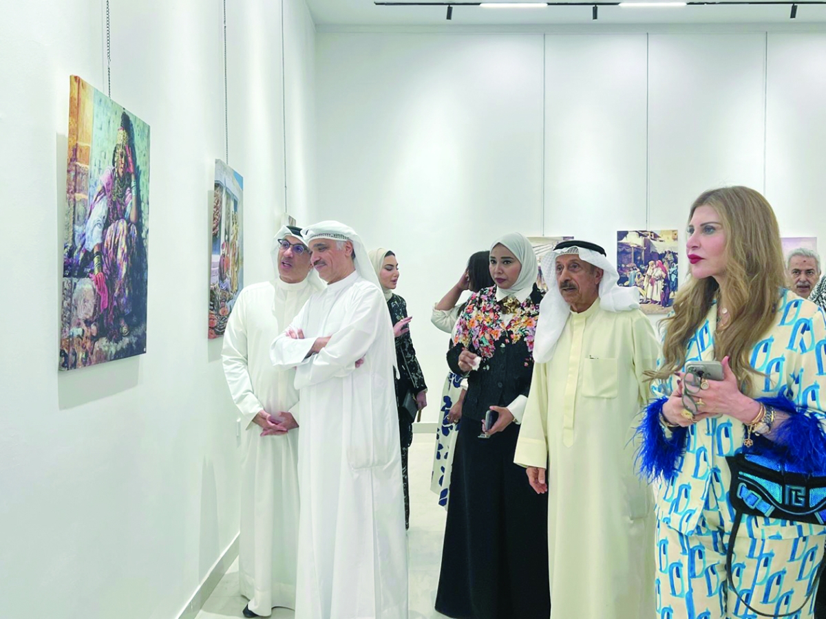 


عبدالرسول سلمان ووائل الجابر خلال جولة في المعرض 