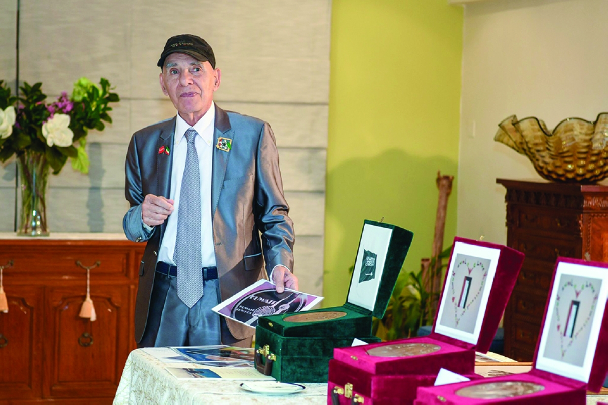 


الباحث اليوناني هارالاندوس براساس أمام معروضاته 