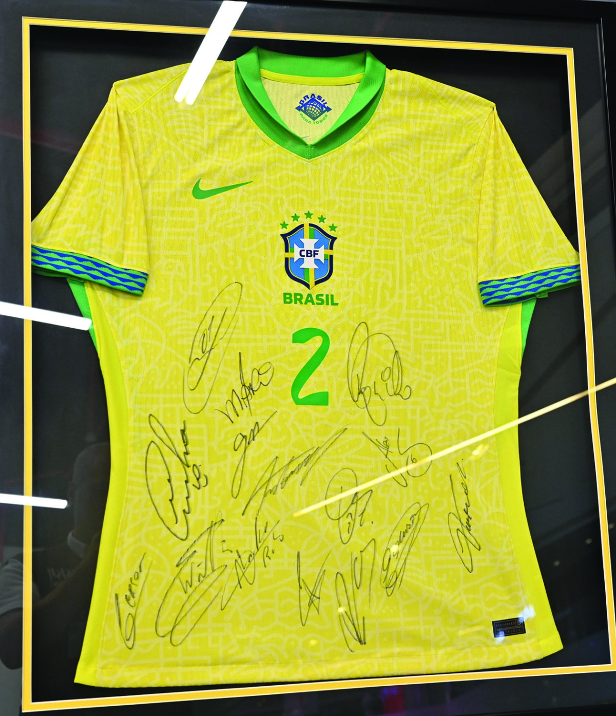 قميص منتخب البرازيل موقّعاً من لاعبيه