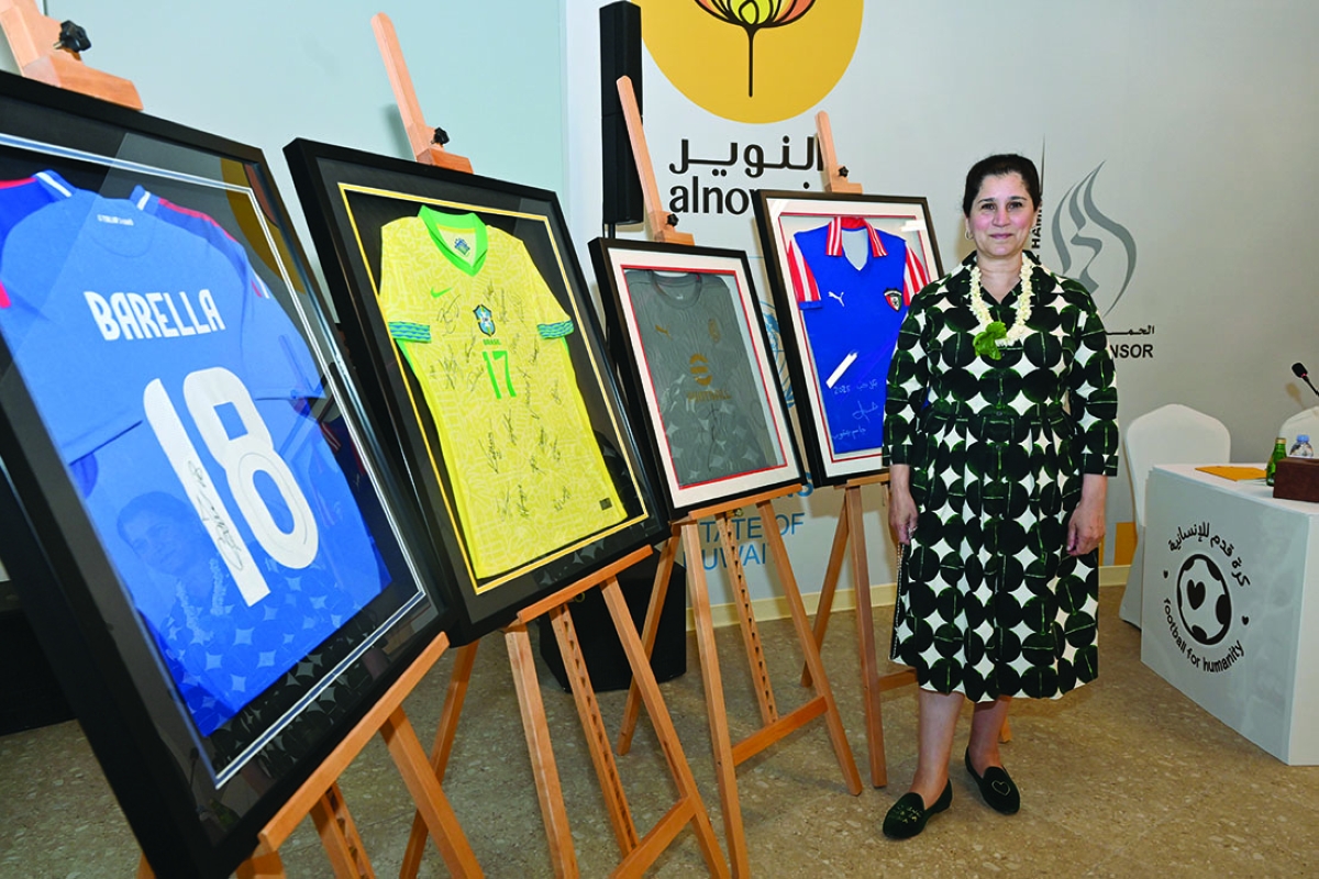 انتصار السالم أمام المقتنيات المعروضة