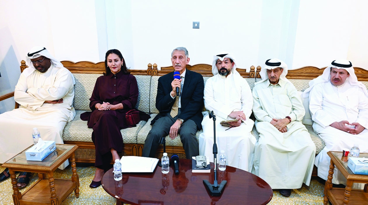 


طالب الرفاعي متحدثاً خلال الندوة   	(تصوير سعود سالم) 