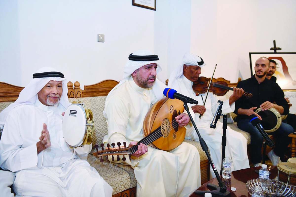 حسن الجمالي مع الفرقة الموسيقية