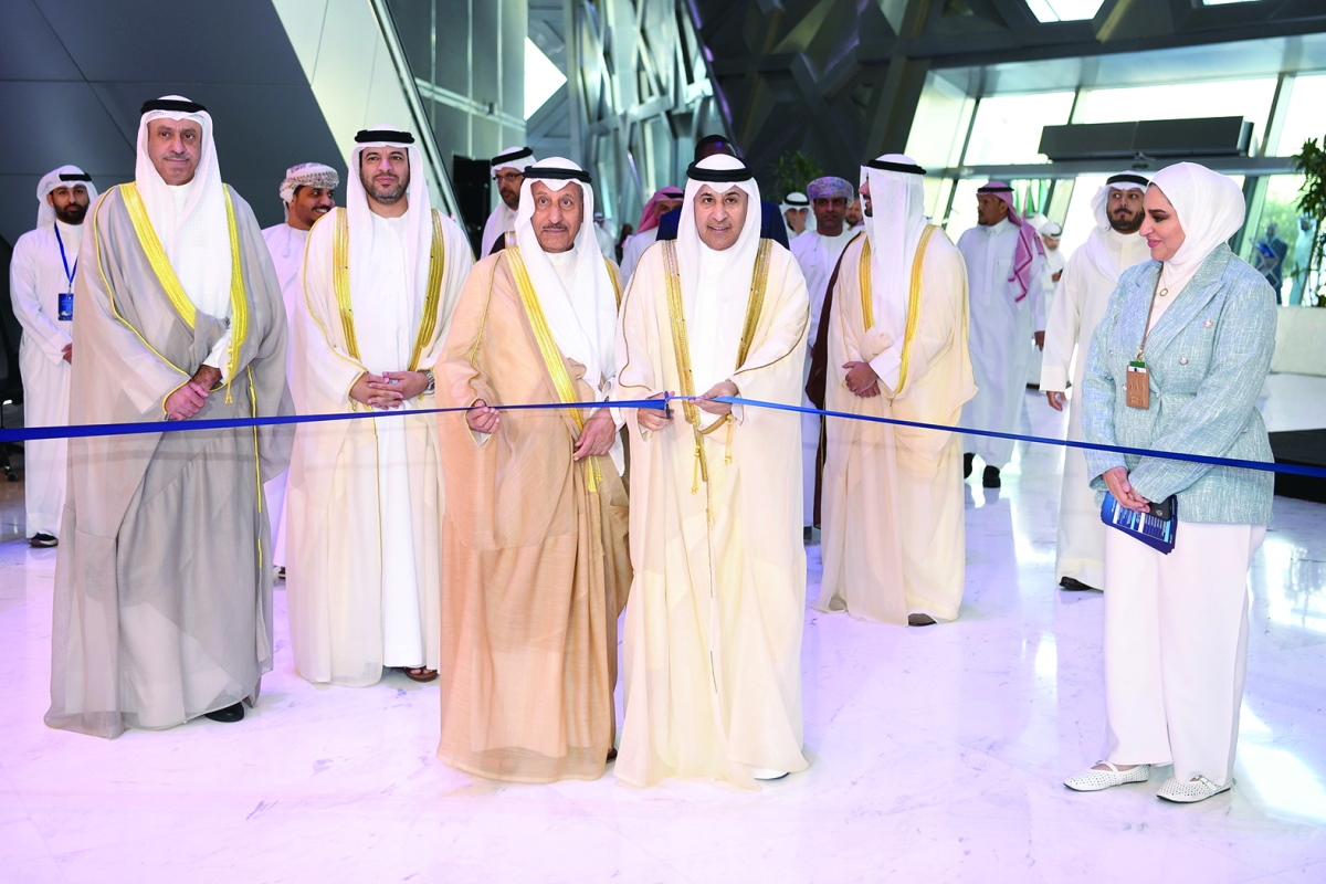 


الديحاني يفتتح المعرض المصاحب للمؤتمر بحضور المغامس 