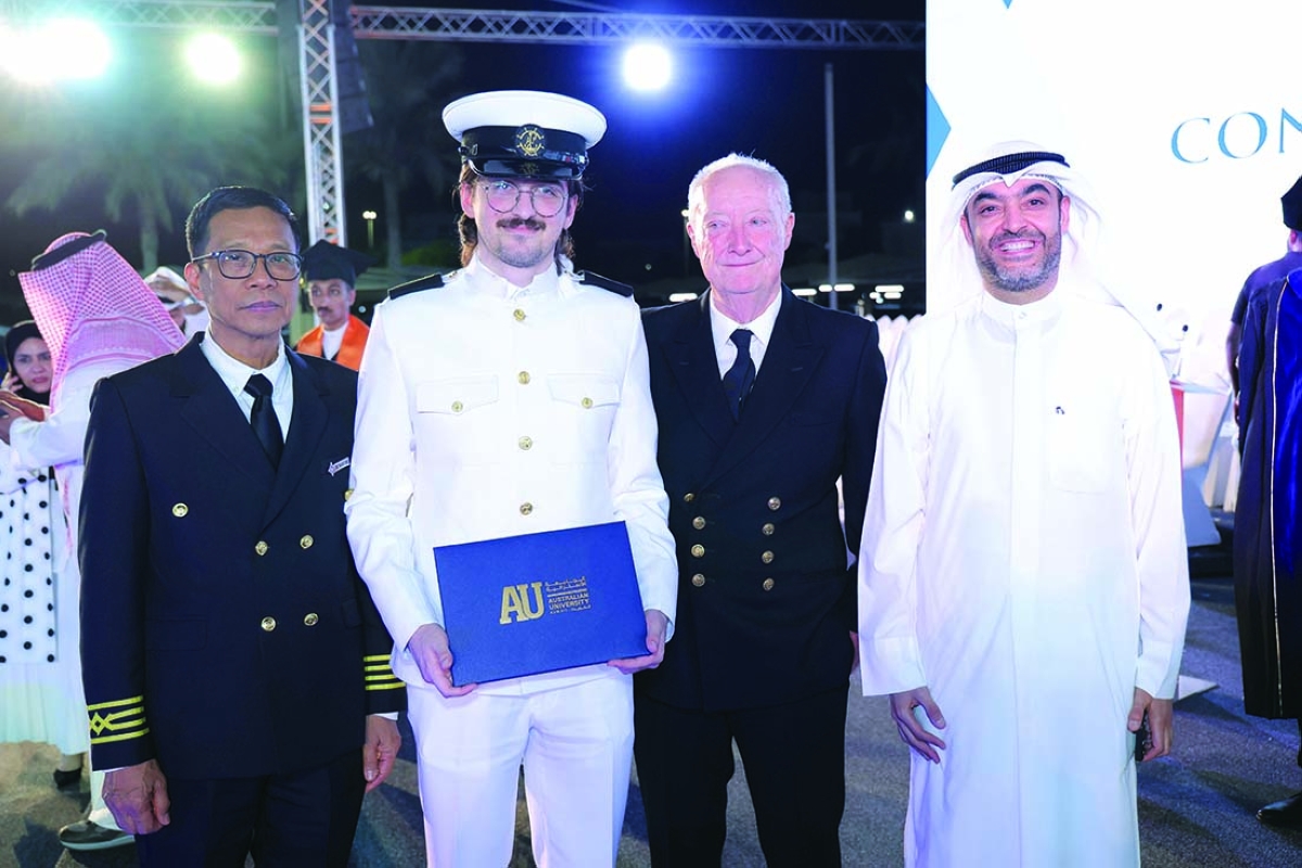 أول خريج في دبلوم العلوم البحرية 