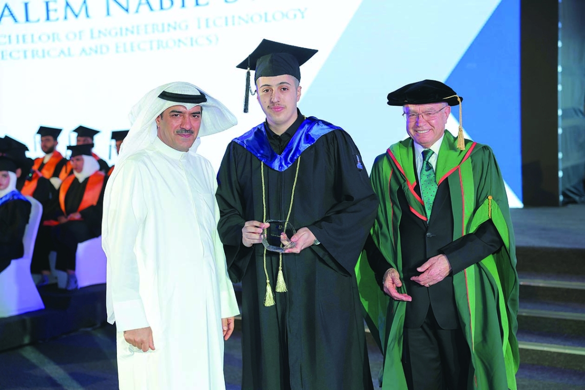 عادل البدر وعصام زعبلاوي خلال تكريمهما أحد المتفوقين 