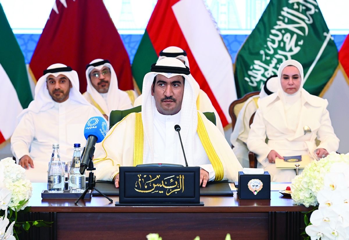 الرشيدي مترئساً الاجتماع (تصوير سعود سالم)