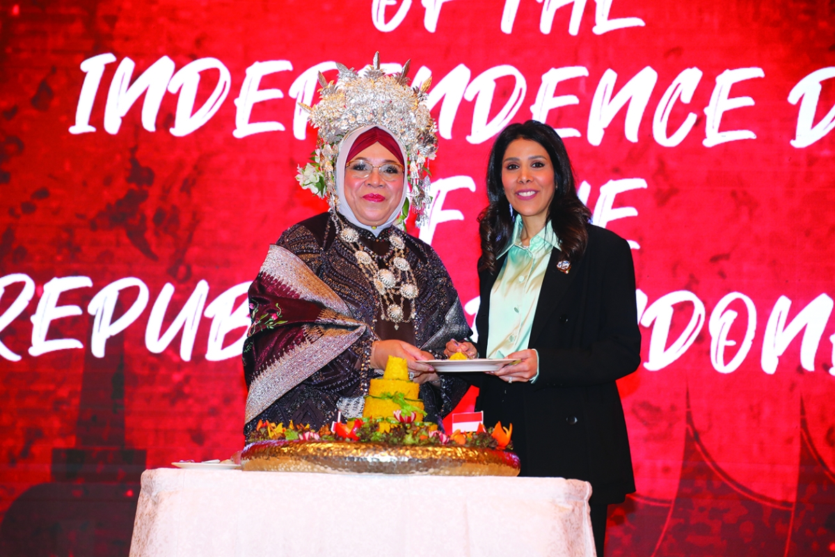 الوزيرة المشعان وسفيرة إندونيسيا تقطعان قالب الحلوى